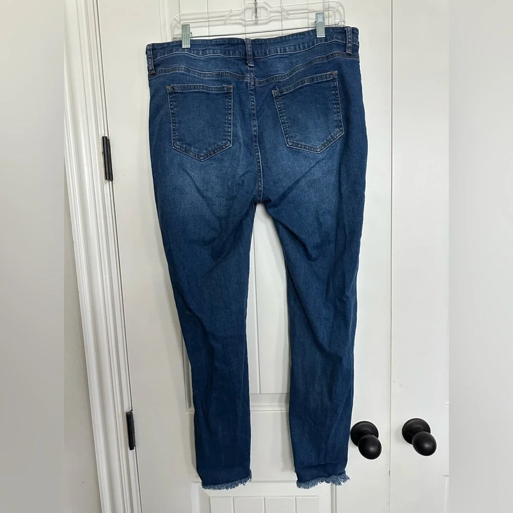 Women's Ripped Ankle Skinny Jeans - Picture 3 of 3